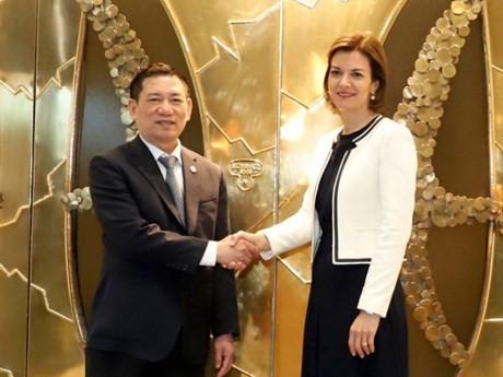 El Ministro vietnamita de Finanzas, Ho Duc Phoc, sostuvo un encuentro de trabajo con la directora general de la Bolsa de Luxemburgo, Julie Becker (Fuente: VNA)
