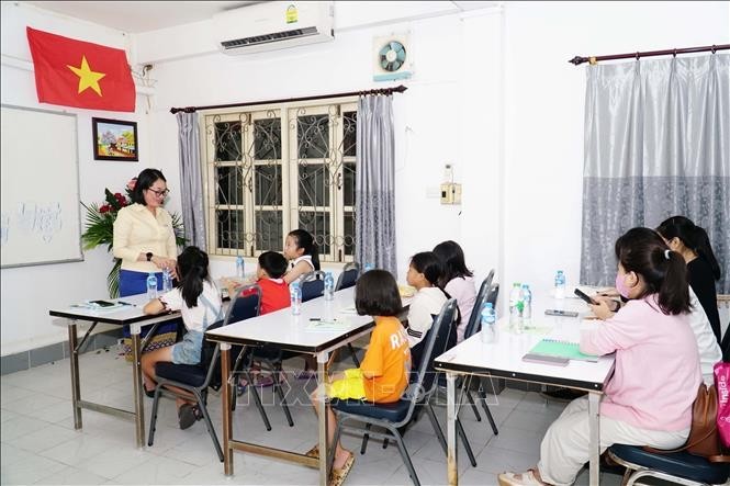 Una clase de idioma vietnamita en Laos. 