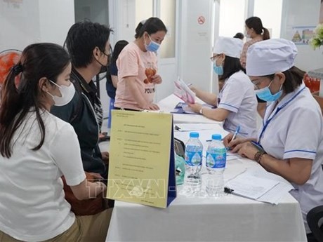 El personal médico Ciudad Ho Chi Minh examina y asesora sobre la salud reproductiva de las parejas que están a punto de casarse (Fuente: VNA)