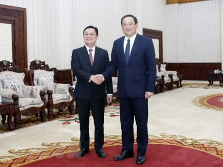 El primer ministro de Laos, Sonexay Siphandone, con Thai Thanh Quy, secretario del Comité del Partido Comunista de Vietnam en Nghe An (Fuente:VNA)