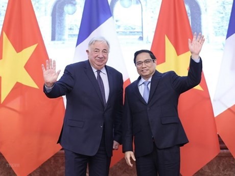 El primer ministro vietnamita, Pham Minh Chinh, y el presidente del Senado francés Gérard Larcher (Fuente:VNA) 