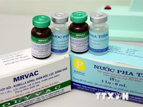 La vacuna combinada contra el sarampión y la rubéola fabricada en Vietnam se probó clínicamente y se evaluó como segura y eficaz para los usuarios en el Programa Ampliado de Inmunización, proporcionando vacunas gratuitas para niños desde 2017. (Foto de VNA)