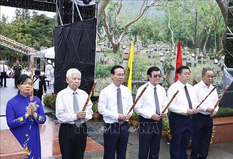 Presidente de Vietnam rinde homenaje a mártires en Con Dao.