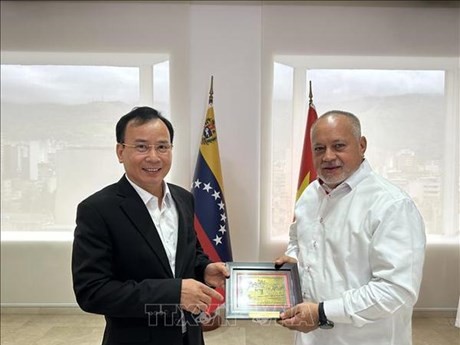 El Vicejefe de Comisión de Movilización de Masas Nguyen Lam entrega un recuerdo al primer vicepresidente del PSUV Diosdado Cabello Rondón. (Foto: Embajada de Vietnam en Venezuela)