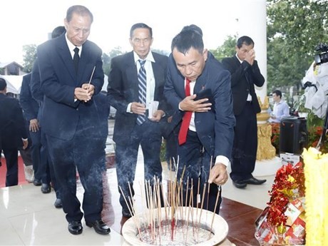 Dirigentes del distrito de Thoulakhom ofrecen incienso en la reliquia de la alianza de combate Lao-Vietnam, en la aldea de Keun, distrito de Thoulakhom, provincia de Vientiane. (Foto: VNA)