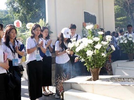 Jóvenes vietnamitas en exterior honran a mártires en encrucijada Dong Loc (Fuente:VNA)