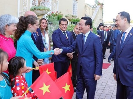 El presidente vietnamita, Vo Van Thuong, sostiene un encuentro con la comunidad connacional en Italia y los amigos italianos. (Fuente:VNA)