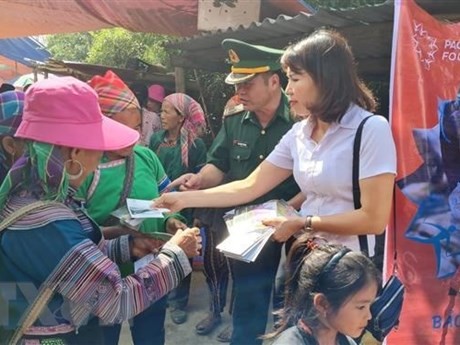 Mujeres de grupos étnicos del distrito de Muong Khuong, provincia norteña de Lao Cai, reciben información sobre la prevención y lucha contra la trata de personas. (Foto: VNA)