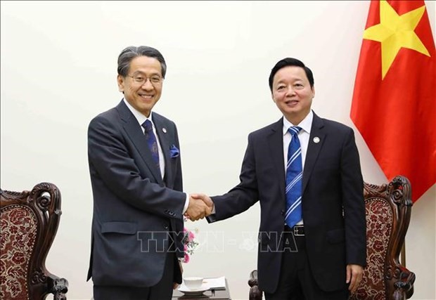 El viceprimer ministro vietnamita Tran Hong Ha recibe al asesor especial del Gabinete de Japón y gobernador del Banco Japonés para la Cooperación Internacional (JBIC), Maeda Tadashi (Fuente: VNA)