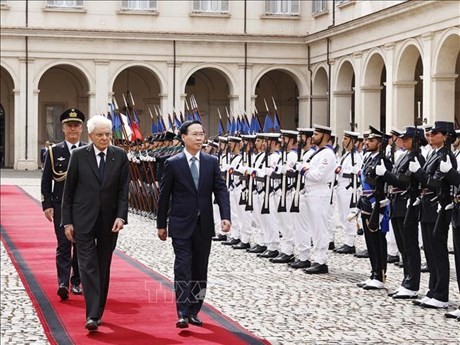 El presidente vietnamita, Vo Van Thuong y su homólogo italiano, Sergio Mattarella, revisan la guardia de honor (Fuente: VNA)