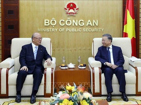 El ministro de Seguridad Pública, general To Lam (derecha), y el gobernador del Banco Japonés para la Cooperación Internacional (JBIC), Maeda Tadashi, en Hanói el 26 de julio. (Foto: VNA)