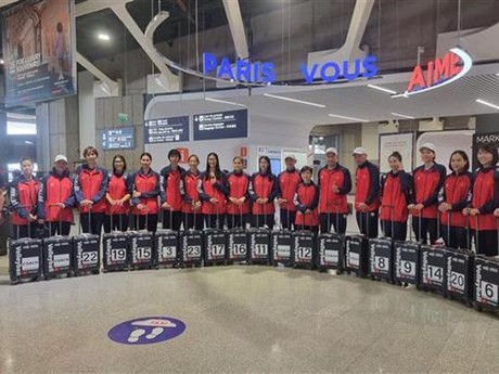 El equipo de voleibol femenino vietnamita llega a París para asistir a Copa Challenger 2023. (Foto: VNA)