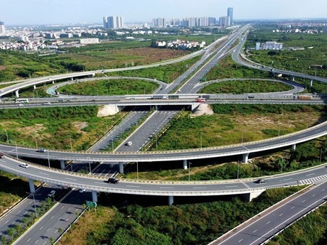 La intersección entre la carretera de circunvalación 3 y la autopista Hanói - Hai Phong, con una inversión total de 17 millones de dólares, entró en operación en enero de 2021. (Foto: VNA)