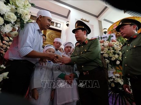 Representantes del Ministerio de Seguridad Pública y de la Policía de Lam Dong visitan los familiares de los mártires (Foto: VNA)