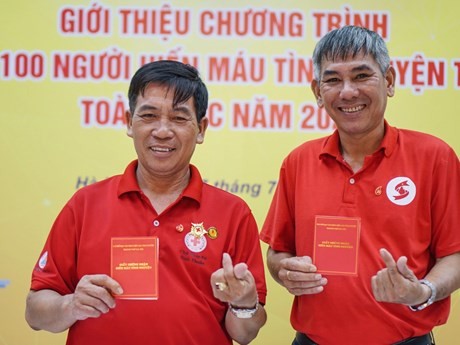 Tran Minh Men (a la izquierda) en una donación de sangre en Hanoi (Fuente: VNA)
