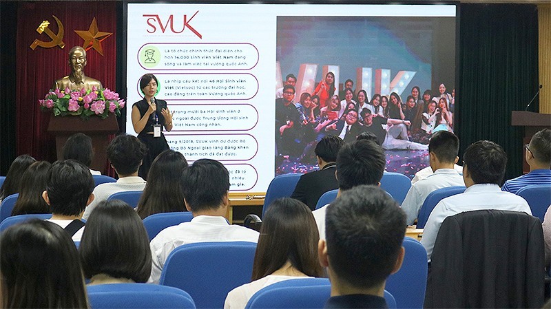 Jóvenes vietnamitas participan en el evento.