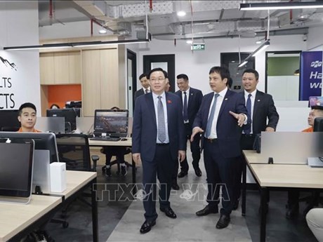 El presidente de la Asamblea Nacional de Vietnam, Vuong Dinh Hue, visita la oficina de FPT en Indonesia. (Foto: VNA)