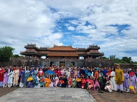 Cerca de 120 jóvenes vietnamitas residentes en 20 países del mundo participan en el campamento de verano 2023 en la antigua capital imperial de Hue (Fuente: VNA)