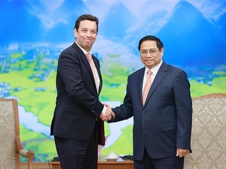 El primer ministro vietnamita, Pham Minh Chinh, y el presidente de la Junta directiva y director general de Abbott, Robert Ford (Fuente:VNA)
