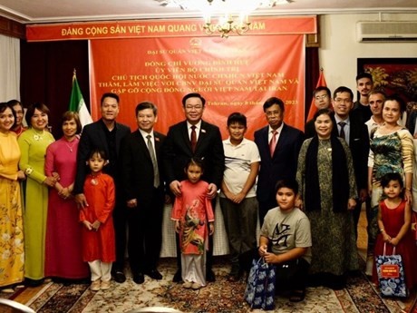 El presidente de la Asamblea Nacional de Vietnam, Vuong Dinh Hue, y la comunidad de connacionales en Irán (Fuente: VOV)