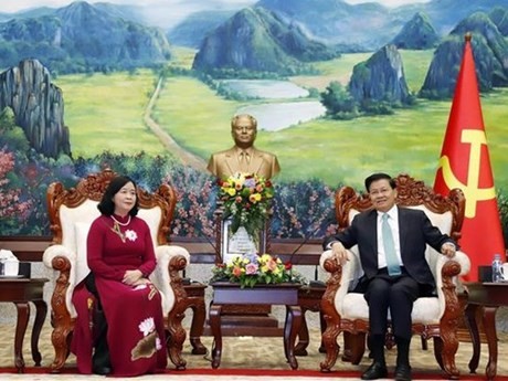 El secretario general del Partido Popular Revolucionario y presidente de Laos, Thongloun Sisoulith, recibe a Bui Thi Minh Hoai (Foto: VNA)