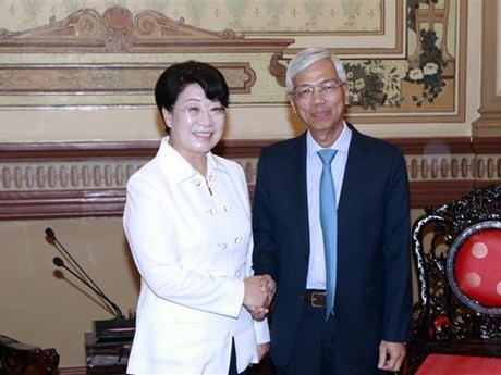 Vo Van Hoan, vicepresidente del Comité Popular de Ciudad Ho Chi Minh, recibe a Dal Hee-lee, vicegobernadora de Gyeongsangbuk. (Foto: VNA)