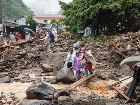 Casas y obras infraestructurales en el distrito de Mu Cang Chai resultan dañadas y destruidas después de una inundación repentina (Foto: VNA)