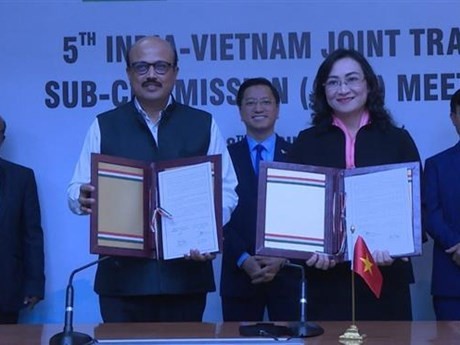 Shri Rajesh Agrawal IAS, secretario adicional del Ministerio de Comercio e Industria de la India, y la viceministra de Industria y Comercio de Vietnam, firmaron e intercambiaron actas de la quinta reunión del Subcomité Mixto de Comercio entre los dos países (Fuente:VNA)