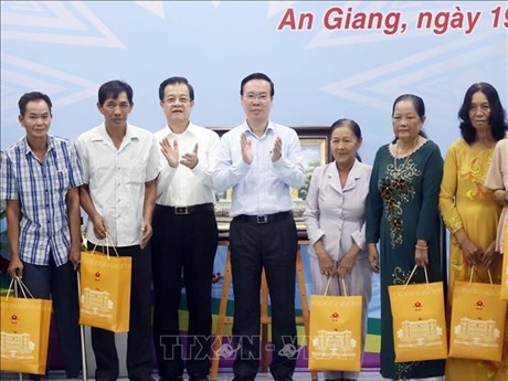 El presidente Vo Van Thuong habla con los líderes y la gente de la comuna de Vinh Te (Foto: VNA)