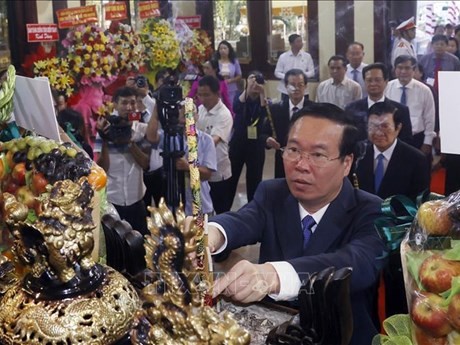 Vo Van Thuong, presidente de Vietnam, coloca inciensos en el altar (Fuente: VNA)