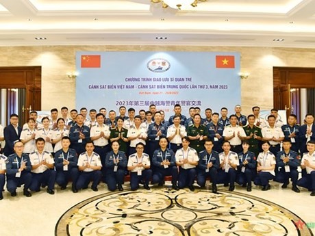 Los oficiales de Vietnam y China participan en el evento (Fuente: qdnd.vn)