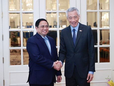 El primer ministro de Singapur, Lee Hsien Loong (derecha), recibió a su homólogo vietnamita, Pham Minh Chinh, el 9 de febrero de 2023. (Foto: VNA)