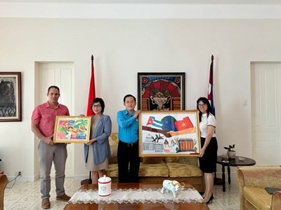 El Sindicato de Ciudad Ho Chi Minh entrega al Consulado General de Cuba obras premiadas en el concurso de pintura infantil en 2023. 