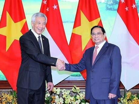 El primer ministro vietnamita, Pham Minh Chinh, (derecha) y su homólogo singapurense, Lee Hsien Loong (Fuente: VNA)
