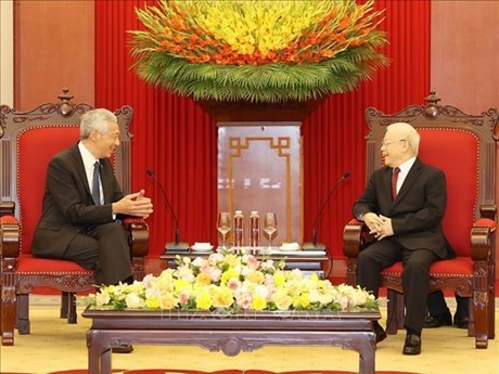 El secretario general del Partido Comunista de Vietnam, Nguyen Phu Trong, y el primer ministro de Singapur, Lee Hsien Loong (Fuente:VNA)
