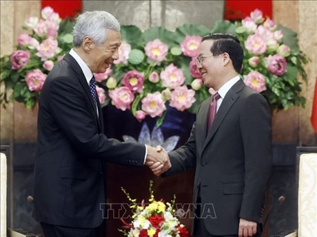 El presidente de Vietnam, Vo Van Thuong, recibe al primer ministro de Singapur, Lee Hsien Loong. (Fuente:VNA)