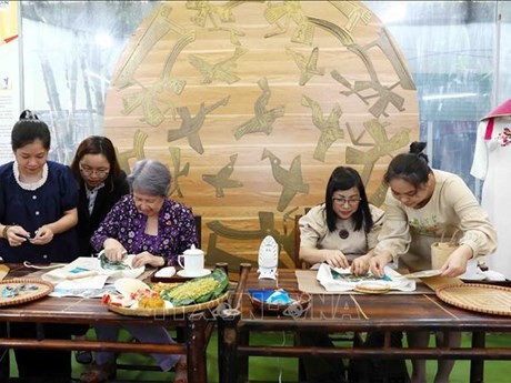 La esposa del primer ministro vietnamita, Pham Minh Chinh, Le Thi Bich Tran, y la esposa del primer ministro de Singapur, Lee Hsien Loong, Ho Ching, visitan la Corporativa de Vun Art (Fuente:VNA)