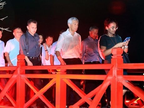 El primer ministro de Singapur, Lee Hsien Loong, pasea por el lago de Hoan Kiem. (Foto: VNA)