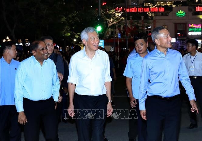 Premier de Singapur admira la belleza nocturna de Hanói