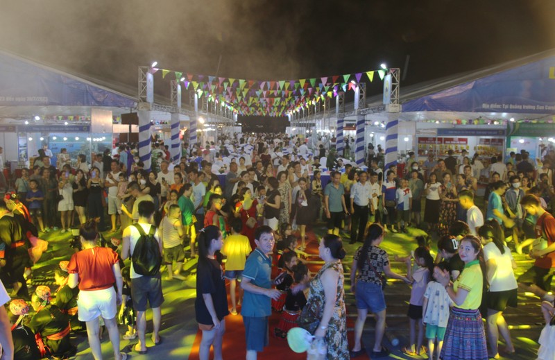 El Festival de Gastronomía de Quang Ninh atrae un gran cantidad de visitantes.