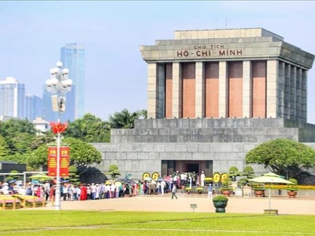 Visitan el mausoleo del Presidente Ho Chi Minh. (Foto: VNA)