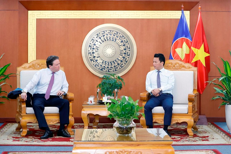 El ministro de Recursos Naturales y Medio Ambiente de Vietnam, Dang Quoc Khanh, sostiene un encuentro con el embajador estadounidense, Marc E.Knapper. 