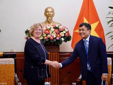 El viceministro de Asuntos Exteriores de Vietnam Nguyen Minh Vu recibe a la presidenta del Grupo Parlamentario de Amistad Francia-Vietnam del Senado francés, Catherine Deroche (Fuente: VNA)