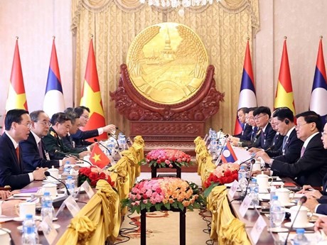 El presidente Vo Van Thuong sostuvo conversaciones con el secretario general del Partido Popular Revolucionario y presidente de Laos, Thongloun Sisoulith, en abril de 2023. (Fuente: VNA)