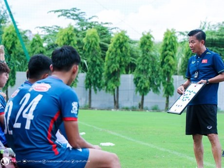 El equipo olímpico de fútbol de Vietnam, bajo la dirección del entrenador Hoang Anh Tuan, se prepara para ASIAD 19 (Foto: VNA)