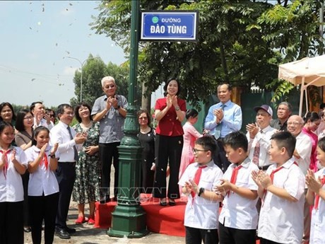 Ceremonia para colocar placa a una calle con el nombre de Dao Tung (Fuente:VNA)