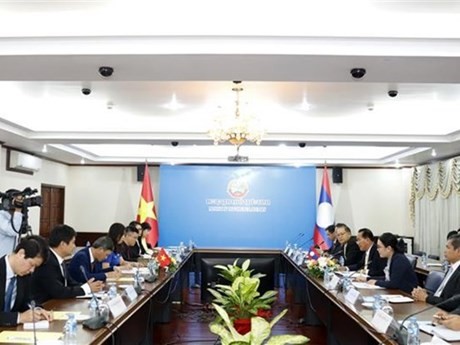 Reunión entre la viceministra de Asuntos Exteriores de Vietnam, Le Thi Thu Hang, y su homólogo laosiano, Tinh Souksan, en Vientiane, el 7 de septiembre (Foto: VNA)