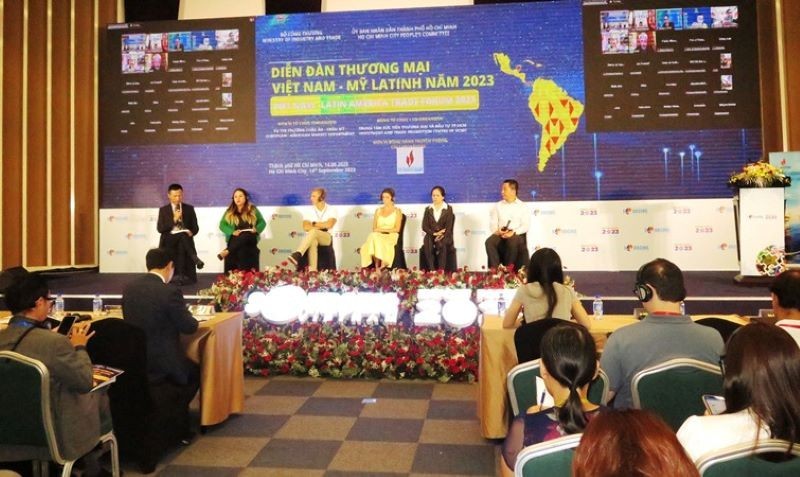 Representantes de empresas vietnamitas y latinoamericanas participantes en el evento.