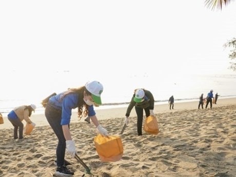Mujeres participan en la limpieza de la costa (Fuente: dangcongsan.vn)