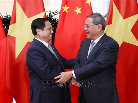 El primer ministro de Vietnam, Pham Minh Chinh (izquierda) y su homólogo chino, Li Qiang (Foto: VNA)